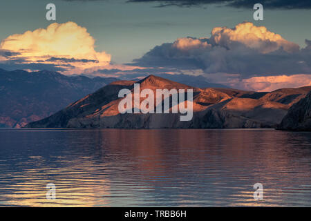 Sonnenlicht bei Sonnenuntergang auf der Insel Prvić. Adria. Kroatien. Europa. Stockfoto