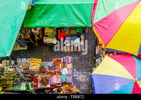 Auf der Suche nach Einheimischen in einem Markt von Ubud, Bali Stockfoto