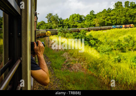 Zug am Horseshoe Bend auf dem Kuranda Scenic Railway, Cairns, Australien Stockfoto
