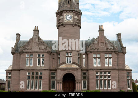 Inglis Memorial Hall mit Uhrturm in Edzell, Angus, Schottland, Großbritannien Stockfoto