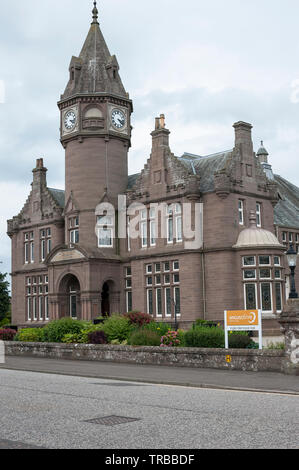 Inglis Memorial Hall mit Uhrturm in Edzell, Angus, Schottland, Großbritannien Stockfoto