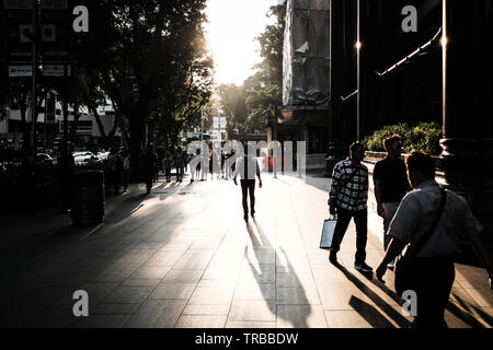 Die Einheimischen auf der Orchard Road am Goldenen Stunde, Singapur Stockfoto