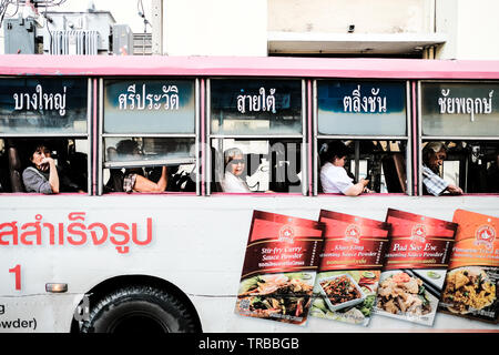 Thai Einheimische auf einen Bus in Bangkok, Thailand Stockfoto