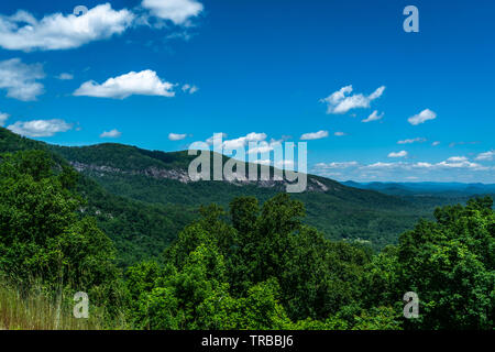 Viel von der Schönheit, die Sie aus wandern Sie ihren Weg bis an die Spitze der Chimney Rock und darüber hinaus sehen. Stockfoto