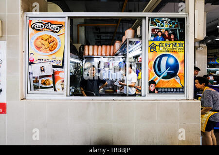 Köche auf einem Hawker Market in Singapur Stockfoto