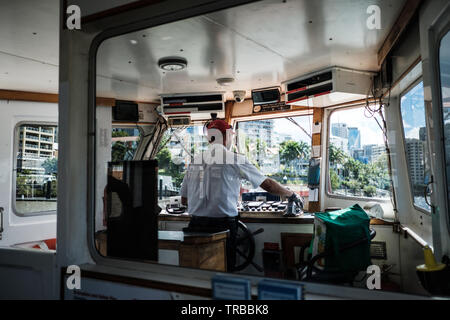 Kapitän an Bord der City Ferry in Brisbane, Queensland, Australien Stockfoto