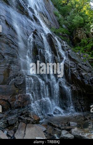 Die 404 Fuß Hickory Mutter fällt in Chimney Rock State Park in North Carolina. Stockfoto