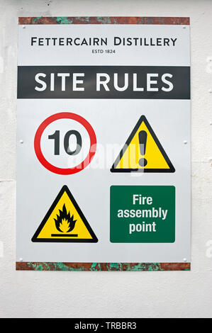 Schild mit der Aufschrift site Regeln bei der fettercairn Brennerei, Aberdeenshire, Schottland Stockfoto