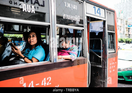 Lokale Thai Frauen schlafen in einem Bus in Bangkok, Thailand Stockfoto