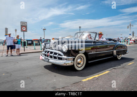 UK. 2. Juni 2019. Einen Pontiac Silver Streak anreisen, bei sonnigem Wetter an der Küste nach der jährlichen London nach Brighton Classic Auto laufen, die in Greenwich Park Credit gestartet: Andrew Hasson/Alamy leben Nachrichten Stockfoto