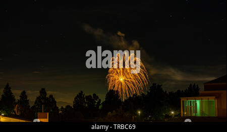 Sommer Feuerwerk in den Nachthimmel, See Shibayama, Präfektur Ishikawa, Japan. Stockfoto