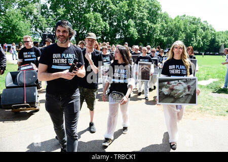 London, Großbritannien. 2. Juni 2019. Tierschützer und Unterstützer treffen sich in Victoria Tower Gardens, bevor ein Schweigemarsch zum Parlament Platz für eine statische Darstellung von gefrorenen toten Tieren. Quan Van/Alamy leben Nachrichten Stockfoto