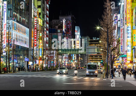 Tokyo, Japan - 23. Februar 2019 - Tokyo's berühmten Elektronik Shopping Bereich, Main Street neon's Akihabara Zeichen leuchten in der Nacht auf den 23. Februar, 2019 Stockfoto