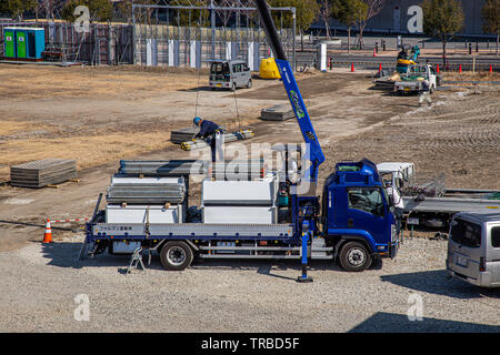 Tokyo, Japan - 23. Februar 2019 - Bauarbeiter laden Ausrüstungen auf Ihren Lkw auf Ihrer Baustelle in Tokio, Japan, am 23. Februar 2019 Stockfoto