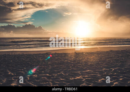 Schöner Sonnenuntergang am tropischen Strand mit Himmel und Wolken für Reisen im Urlaub, Zeit zum Entspannen. Meer Sand Himmel Konzept, Sonnenuntergang Farben Wolken, Horizont. Stockfoto