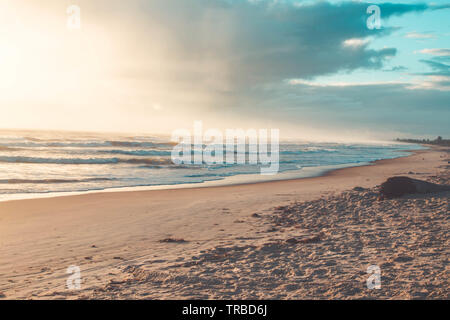 Schöner Sonnenuntergang am tropischen Strand mit Himmel und Wolken für Reisen im Urlaub, Zeit zum Entspannen. Meer Sand Himmel Konzept, Sonnenuntergang Farben Wolken, Horizont. Stockfoto