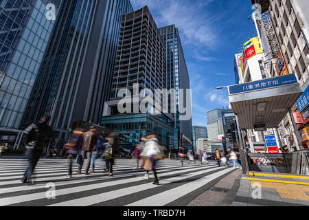 Tokyo, Japan - 23. Februar 2019 - Fußgänger gehen eine vielbefahrene Straße in Tokio, Japan Kreuz am 23. Februar 2019 Stockfoto