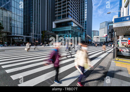 Tokyo, Japan - 23. Februar 2019 - Fußgänger gehen eine vielbefahrene Straße in Tokio, Japan Kreuz am 23. Februar 2019 Stockfoto