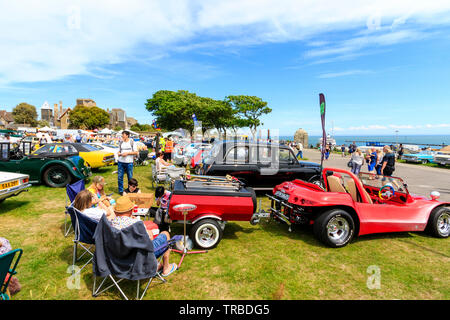 Das 38. Jahr der jährliche Schaufel und Spaten Classic Car Run von Canterbury nach Ramsgate Strandpromenade. Klassische Autos, alte und moderne, in Reihen auf dem Rasen geparkt mit Menschen zu Fuß rund um Ihre Anzeige auf hellen, sonnigen Tag. Stockfoto