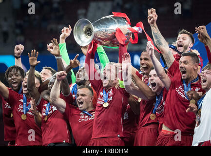 Madrid, Spanien. 1. Juni 2019. Jordan Henderson von Liverpool hebt die Trophäe gewinnen während der UEFA Champions League Finale zwischen den Tottenham Hotspur und Liverpool an der Metropolitano Stadium (Stadion Metropolitano), Av. de Luis Aragons, 4, 28022 Madrid, Spanien am 1. Juni 2019. Foto von Andy Rowland. Credit: PRiME Media Images/Alamy Live News Credit: PRiME Media Images/Alamy leben Nachrichten Stockfoto