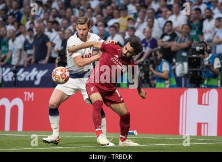 Madrid, Spanien. 1. Juni 2019. Madrid, Spanien. 1. Juni 2019. Mohamed Salah von Liverpool und Jan Vertonghen der Sporen während der UEFA Champions League Finale zwischen den Tottenham Hotspur und Liverpool an der Metropolitano Stadium (Stadion Metropolitano), Av. de Luis Aragons, 4, 28022 Madrid, Spanien am 1. Juni 2019. Foto von Andy Rowland. Credit: PRiME Media Images/Alamy Live News Credit: PRiME Media Images/Alamy leben Nachrichten Stockfoto