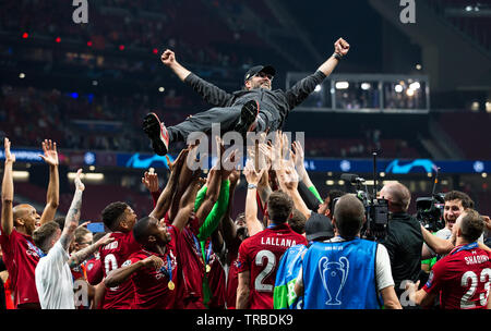 Madrid, Spanien. 1. Juni 2019. Liverpool Manager Jürgen Klopp ist in der Luft nach oben gehoben feiern den Gewinn der Trophäe während der UEFA Champions League Finale zwischen den Tottenham Hotspur und Liverpool an der Metropolitano Stadium (Stadion Metropolitano), Av. de Luis Aragons, 4, 28022 Madrid, Spanien am 1. Juni 2019. Foto von Andy Rowland. Credit: PRiME Media Images/Alamy Live News Credit: PRiME Media Images/Alamy leben Nachrichten Stockfoto