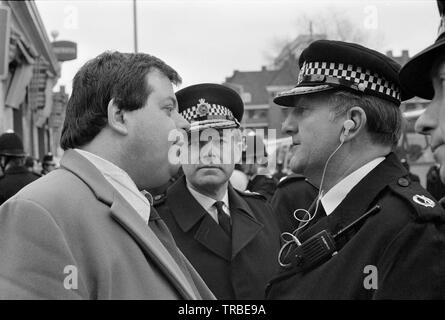 1980. Einen Marsch von der Nationalen Front, einer britischen Rechts faschistischen Partei, in Camberwell New Road, London, durch die dann Führer Martin Webster, der gesehen wird, im Gespräch mit der Polizei geleitet wird. Stockfoto