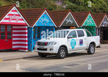 Strandhütten erhalten ein neues Aussehen – Jimmy's, Jimmy's Iced Coffee Beach Huts in Bournemouth, Dorset UK im Juni parkt Toyota Hilux UK davor Stockfoto