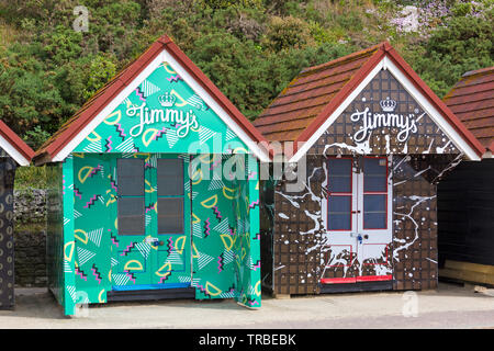 Strandhütten erhalten einen neuen Look – im Juni werden Jimmy's, Jimmy's Iced Coffee Beach Huts in Bournemouth, Dorset, Großbritannien, neu gestaltet Stockfoto