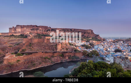 Panorama der alten Stadt Jodhpur mit Mehrangarh Fort im Hintergrund, Rajasthan Indien Stockfoto