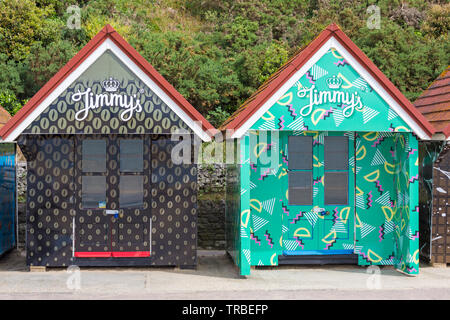 Strandhütten erhalten einen neuen Look – im Juni werden Jimmy's, Jimmy's Iced Coffee Beach Huts in Bournemouth, Dorset, Großbritannien, neu gestaltet Stockfoto