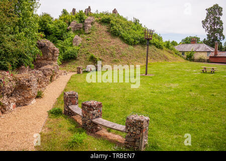 Auge schloss, Auge, Suffolk, Großbritannien. Eine Motte und Bailey Burg im 11. Jahrhundert Norman mit viktorianischen Torheit Gebäude Ruine Stockfoto