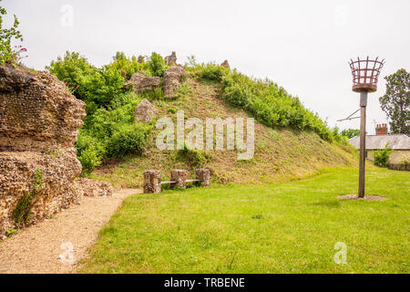 Auge schloss, Auge, Suffolk, Großbritannien. Eine Motte und Bailey Burg im 11. Jahrhundert Norman mit viktorianischen Torheit Gebäude Ruine Stockfoto