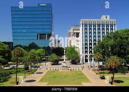 Main Street und mehrere Gebäude im Columbia Downtown Bereich sichtbar sind von oben auf der Treppe, die zum Eingang des Statehouse führen. Stockfoto