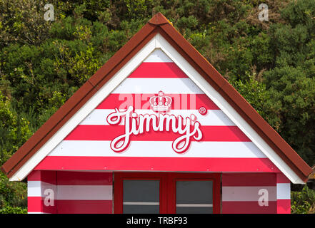 Strandhütten erhalten ein neues Aussehen – Jimmy's, Jimmy's Iced Coffee Strandhütte in Bournemouth, Dorset, Großbritannien, im Juni Stockfoto