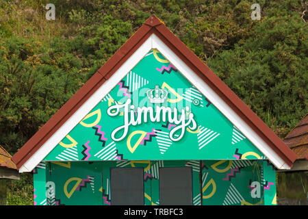 Strandhütten erhalten ein neues Aussehen – Jimmy's, Jimmy's Iced Coffee Strandhütte in Bournemouth, Dorset, Großbritannien, im Juni Stockfoto