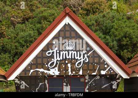 Strandhütten erhalten ein neues Aussehen – Jimmy's, Jimmy's Iced Coffee Strandhütte in Bournemouth, Dorset, Großbritannien, im Juni Stockfoto