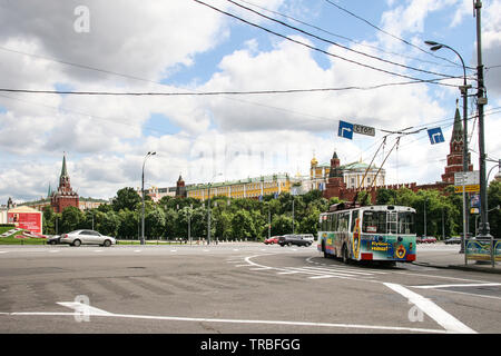 Blick auf den Kreml in Moskau, Russische Föderation aus Kreuzung von Lebyazhiy Pereulok Stockfoto