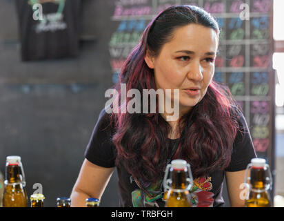 Kiew, Ukraine - Mai 20, 2018: der Barkeeper arbeitet an einem Stand der Brauerei Handwerk Bier während Kiew Beer Festival Vol.3 in der Kunst Zavod Platforma. Etwa 300 uniq Stockfoto