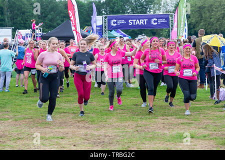 Warrington, Großbritannien. 2. Juni 2019. Rennen für das Leben 2019, Warrington, zugunsten der Krebsforschung. Beim Start eines der Rennen Credit: John Hopkins/Alamy leben Nachrichten Stockfoto