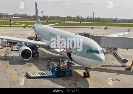 Kiew, Ukraine - 18. APRIL 2019: Qatar Airways Airbus A330-300 in Boryspil International Airport. Es ist die Gebiete größter Flughafen, Mehrheit, Stockfoto