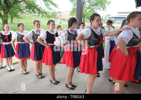 Junge Frauen, die im traditionellen Folk Kleider, für Leistung vorbereiten Stockfoto