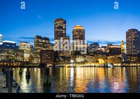 Night Skyline Bild mit Wasser Reflexionen Boston, MA Stockfoto