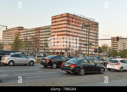BERLIN, DEUTSCHLAND - 18 April 2019: Straße Verkehr vor der verlassenen Wohnhaus in der Innenstadt, Alexander Straße. Protest Aufschrift STOP WA Stockfoto