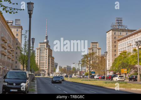 BERLIN, DEUTSCHLAND - 18 April 2019: Straße am Strausberger Platz und Karl Marx Allee in der Innenstadt. Berlin ist die Hauptstadt und größte Stadt von Germ Stockfoto