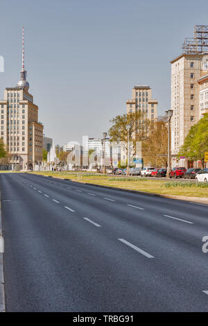 BERLIN, DEUTSCHLAND - 18 April 2019: Strausberger Platz und Karl Marx Allee in der Innenstadt. Berlin ist die Hauptstadt und größte Stadt Deutschlands sowohl von Bereich a Stockfoto