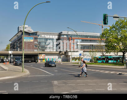 BERLIN, DEUTSCHLAND - 18 April 2019: Leute gehen vor dem Ostbahnhof oder Ost Bahnhof Stralauer Platz. Berlin ist die Hauptstadt und größte Stadt Stockfoto