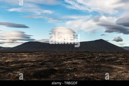 Eine linsenförmige Wolken hängt über die riesigen vulkanischen Krater Hverfjall, in der Nähe von Mývatn in North-east Iceland Stockfoto