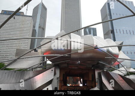 Von Chicago, Millennium Park mit Jay Pritzker Pavilion, einer Konzertmuschel, entworfen von Frank Gehry. Der Pavillon hat 4.000 Plätze. Stockfoto