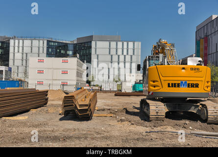 BERLIN, DEUTSCHLAND - 18 April 2019: Baustelle mit Liebherr 926 Bagger. Liebherr ist ein grosser Hersteller in der Schweiz wi basierend Stockfoto